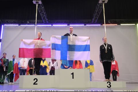 Iida palkintokorokkeella Artistic Pole -sarjan voittajana