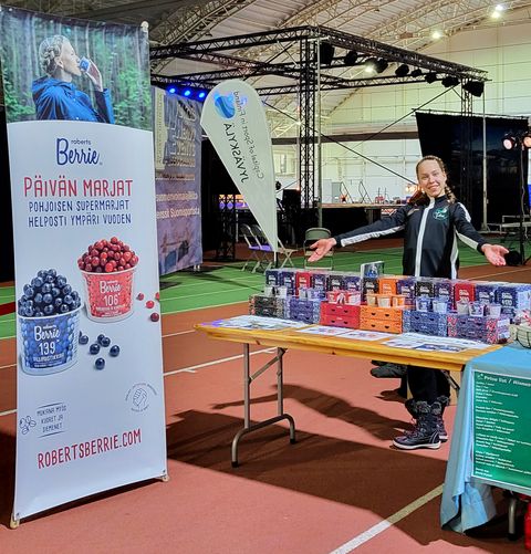 Iida yhdistyksen kioskilla esittelemässä Roberts Berrien tuotteita