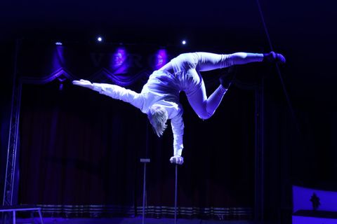 Lauri Luukkonen performing with handstand canes