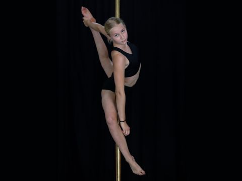 Ella tangolla liikkeenä ballerina. Kuvituskuva